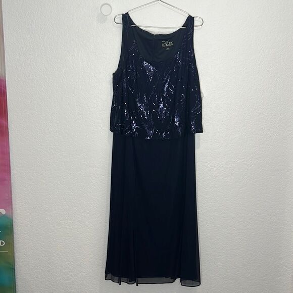 Elegant Navy Blue Sleeveless Dress - Picture 2 of 16